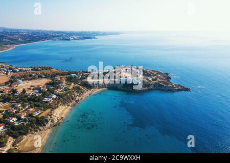 Paysage de Chypre vue aérienne de la côte de pierre jaune avec villas et bleu de la mer méditerranée. Banque D'Images