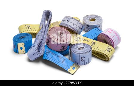 Pile de rubans de mesure isolés sur blanc. Banque D'Images