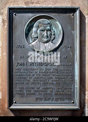 Plaque commémorant John Witherspoon, un ministre presbytérien écossais-américain et un père fondateur des États-Unis, né à Gifford. Banque D'Images