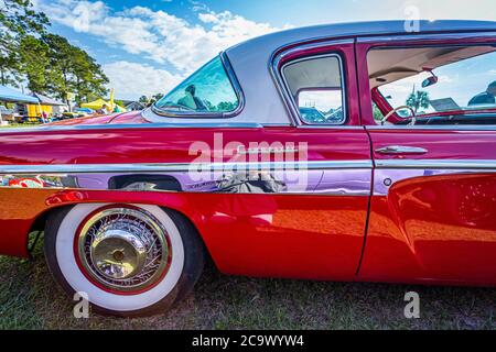 Savannah, GA / USA - 21 avril 2018: 1955 Studebaker Commander à un salon de voiture à Savannah, Géorgie. Banque D'Images