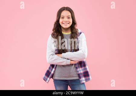 Elle est vraiment mignonne. Un enfant heureux sourit sur fond rose. Look de beauté. Petite fille enfant dans un style décontracté. Tendance à la mode. Style tendance. Garde d'enfants et enfance. Journée internationale des enfants. Banque D'Images