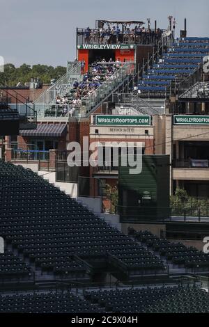 Chicago, États-Unis. 02 août 2020. Les fans regardent un match entre les Chicago Cubs et les Pittsburgh Pirates des toits de Wrigley à Wrigley Field le dimanche 2 août 2020 à Chicago. Photo par Kamil Krzaczynski/UPI crédit: UPI/Alay Live News Banque D'Images