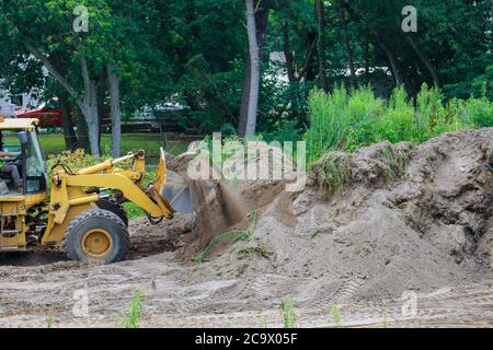 Construction de bulldozer de couleur jaune sur la pelle hydraulique de terrassement Banque D'Images