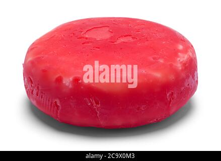 Pain rond rouge de fromage Gouda isolé sur blanc. Banque D'Images