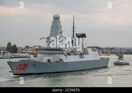 Le destroyer de défense aérienne de type 45 de la Royal Navy HMS Dragon (D35) quitte Portsmouth Harbour (Royaume-Uni) le 31 juillet 2020 après une période d'amarrage et d'entretien à la base navale de Portsmouth. Banque D'Images