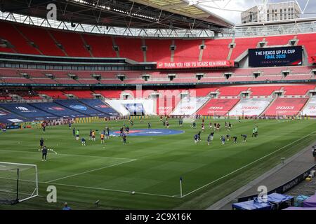 Wembley, Royaume-Uni. 1er août 2020. Les joueurs se réchauffent avant le match de finale de la coupe Emirates FA Arsenal v Chelsea, au stade Wembley, Londres, Royaume-Uni, le 1er août 2020. Le match se joue derrière des portes fermées en raison de la pandémie actuelle du coronavirus COVID-19 et des restrictions gouvernementales en matière de distance et de verrouillage social. Crédit : Paul Marriott/Alay Live News Banque D'Images