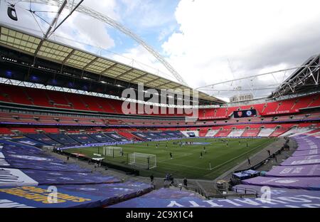 Wembley, Royaume-Uni. 1er août 2020. Les joueurs se réchauffent avant le match de finale de la coupe Emirates FA Arsenal v Chelsea, au stade Wembley, Londres, Royaume-Uni, le 1er août 2020. Le match se joue derrière des portes fermées en raison de la pandémie actuelle du coronavirus COVID-19 et des restrictions gouvernementales en matière de distance et de verrouillage social. Crédit : Paul Marriott/Alay Live News Banque D'Images