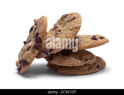 Pile de biscuits aux pépites de chocolat isolés sur du blanc. Banque D'Images