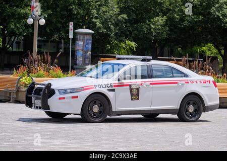 Voiture de police militaire canadienne dans la place du Centre d'Ottawa. Ottawa, Canada. 30 juillet 2020 Banque D'Images