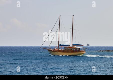 Agios Nikolaos, Grèce, le 17 août 2013: Belle goélette privée à deux mâts naque au-delà de l'île. Banque D'Images