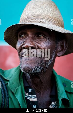 TRINIDAD, CUBA - VERS JANVIER 2020 : portrait d'un vieil homme cubain dans les rues de Trinidad. Banque D'Images