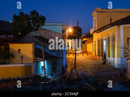 TRINIDAD, CUBA - VERS JANVIER 2020 : rues de Trinidad la nuit Banque D'Images