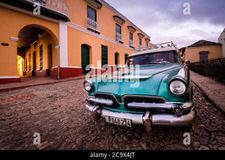 TRINIDAD, CUBA - VERS JANVIER 2020 : voiture classique dans les rues de Trinidad. Banque D'Images