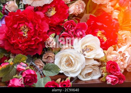 Bouquet de roses rouges et blanches artificielles à proximité. Mise au point sélective Banque D'Images