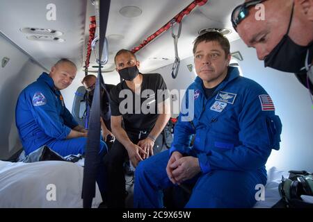 Les astronautes de la NASA, Douglas Hurley, sont partis, et Robert Behnken se préparent à partir de leur hélicoptère à la base aérienne navale de Pensacola après que le duo a atterri dans leur vaisseau spatial SpaceX Crew Dragon Endeavour dans le golfe du Mexique, au large de la côte de Pensacola, en Floride, le 2 août 2020. Le vol d'essai Demo-2 pour le programme des équipages commerciaux de la NASA a été le premier à livrer des astronautes à la Station spatiale internationale et à les ramener sur Terre en toute sécurité à bord d'un vaisseau spatial construit et exploité commercialement. Behnken et Hurley sont revenus après avoir passé 64 jours dans l'espace. NASA photo par Bill Ingalls/UPI Banque D'Images