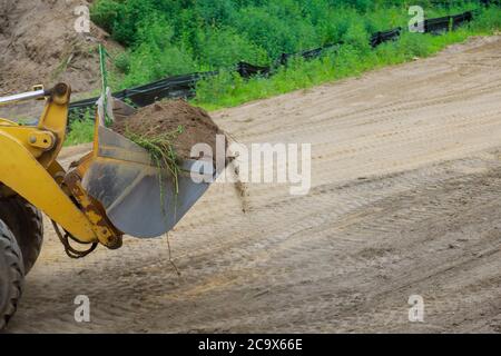 Travaux de construction pelle hydraulique sur terre en mouvement, travaux de terrassement sur maison Banque D'Images