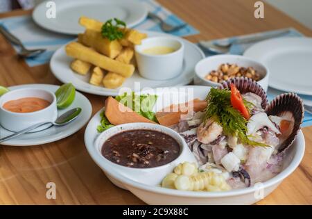 Ceviche de crevettes péruvienne typique servie avec du manioc, du maïs et de la sauce tomate épicée dans un restaurant de Lima, Pérou Banque D'Images