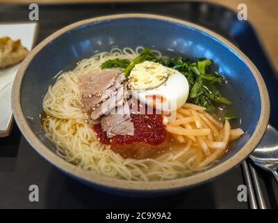 Naengmyeon, plat coréen de nouilles froides de nouilles longues et fines faites à la main à partir de la farine et de l'amidon de divers ingrédients dont le sarrasin. Banque D'Images