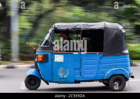 Jakarta / Indonésie, 19 juillet 2020. les transports en commun de bajaj passant par la zone du monument national de Jakarta ont été capturés par la technique panoramique Banque D'Images