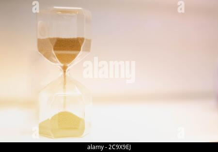 Sable courant à travers le sablier mesurant le temps de passage dans un compte à rebours jusqu'à une date limite, Hourglass concept de temps de pointe et de course à court de temps., busi Banque D'Images