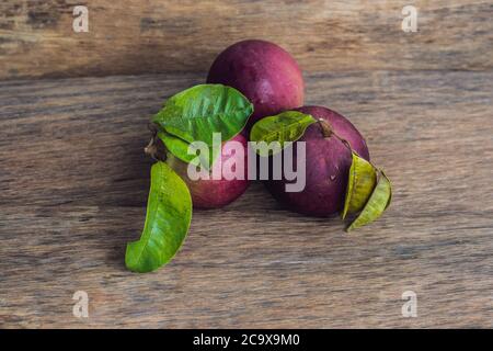 Fruits frais de Chrysophyllum cainito sur fond de bois Banque D'Images