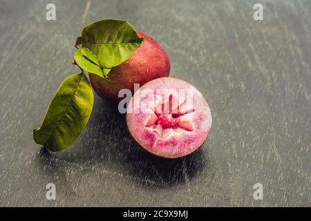 Fruits frais de Chrysophyllum cainito sur fond de bois Banque D'Images