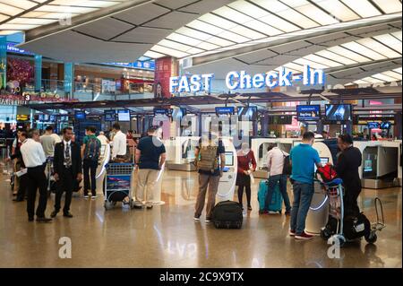 31.01.2020, Singapour, République de Singapour, Asie - les voyageurs aériens se rendent à l'aire d'enregistrement rapide avec bornes d'enregistrement électroniques à l'aéroport de Changi. Banque D'Images