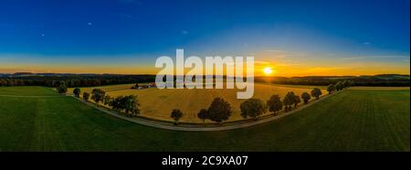 Vue aérienne d'une avenue d'en haut au coucher du soleil avec l'heure d'or. Banque D'Images