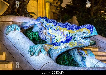 Sculpture d'une salamandre d'Antoni Gaudi dans le parc Guell à Barcelone, Espagne, dans une nuit d'été Banque D'Images