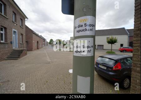 Keyenberg, Allemagne. 28 juillet 2020. Les autocollants de protestation contre la RWE avec l'inscription 'RWE spit into the potage' sont collés à un lampadaire dans le village de charbon brun de Keyenberg. Le village doit céder la place à la mine à ciel ouvert Garzweiler en 2024. Credit: Henning Kaiser/dpa/Alay Live News Banque D'Images