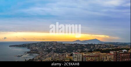Coucher de soleil sur Naples en un jour d'été en Italie Banque D'Images