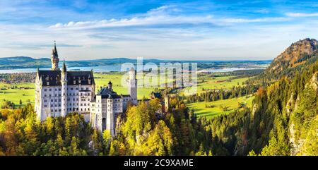 Château de Neuschwanstein en un jour d'été en Allemagne Banque D'Images