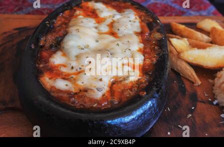 gros plan sur les moussaka chaudes bouillonnantes dans un restaurant d'istanbul Banque D'Images