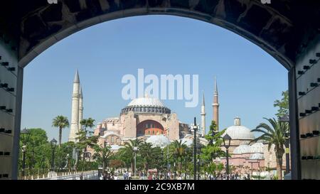 ISTANBUL, TURQUIE - 21 mai 2019 : gros plan de la mosquée sainte-sophie encadrée par une arche à istanbul Banque D'Images