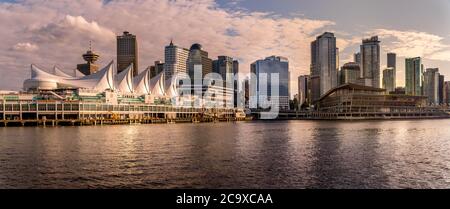 Vue panoramique du coucher de soleil sur Canada place, le terminal des bateaux de croisière sur les rives de Burrard Inlet, au centre-ville de Vancouver Banque D'Images