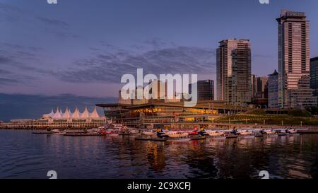 Coucher de soleil sur les bâtiments de High Rise, terminal d'avions flottants et terminal de bateaux de croisière le long de la rive de Coal Harbour du centre-ville de Vancouver Banque D'Images