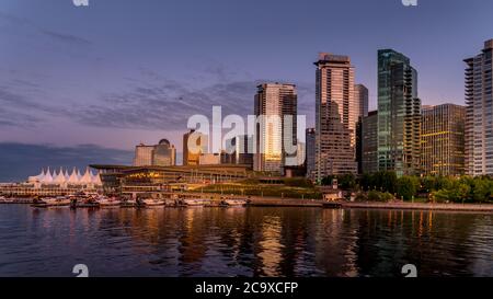 Coucher de soleil sur les bâtiments de High Rise, terminal d'avions flottants et terminal de bateaux de croisière le long de la rive de Coal Harbour du centre-ville de Vancouver Banque D'Images