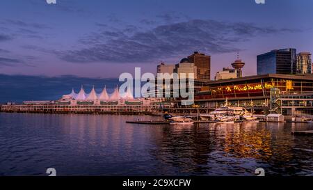 Coucher de soleil sur les bâtiments de High Rise, terminal d'avions flottants et terminal de bateaux de croisière le long de la rive de Coal Harbour du centre-ville de Vancouver Banque D'Images