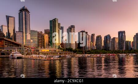 Coucher de soleil sur les bâtiments de High Rise et terminal d'avions flottants le long de la rive de Coal Harbour du centre-ville de Vancouver Banque D'Images