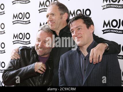 Peter Hook, Anton Corbijn et Stephen Morris arrivent au Mojo Honors List, Londres, le lundi 18 juillet 2007. Banque D'Images