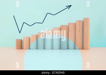 Concept de croissance de l'entreprise sur fond bleu. Augmentation du graphique avec un cercle et un espace de copie. Banque D'Images