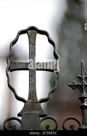 entrée à un cimetière avec une clôture en fer forgé, croix et ornement Banque D'Images