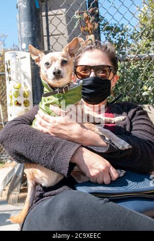 Cette femme pose avec son chien dans un parc pour chiens dans le quartier de Noe Valley à San Francisco, CA, Etats-Unis. Banque D'Images