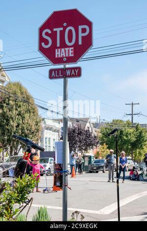 Quelqu'un a modifié la signification de ce panneau d'arrêt sur Sanchez Street dans le quartier de Noe Valley à San Francisco, CA, USA. Banque D'Images