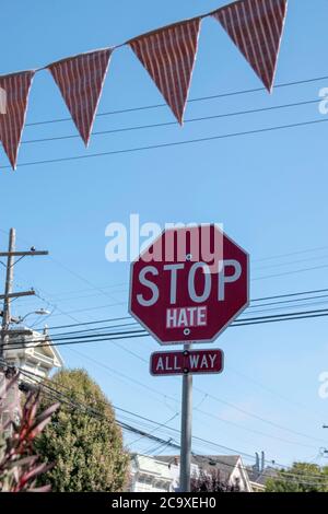 Quelqu'un a modifié la signification de ce panneau d'arrêt sur Sanchez Street dans le quartier de Noe Valley à San Francisco, CA, USA. Banque D'Images