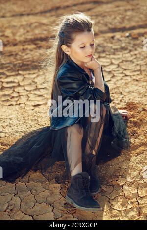 Mode pour enfants. Enfant à la mode. Fille à l'extérieur dans des vêtements tendance. Banque D'Images