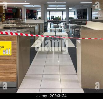 Melbourne, Australie - vers mai 2020 : fermeture des cours de restauration par un ruban rouge et blanc pendant la pandémie COVID-19 Banque D'Images