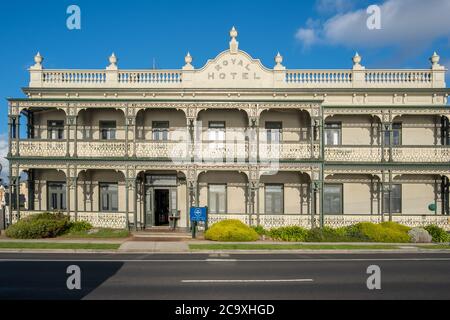 Melbourne, Australie - vers mai 2020 : la façade du Royal Hotel dans la banlieue de Mornington. Banque D'Images