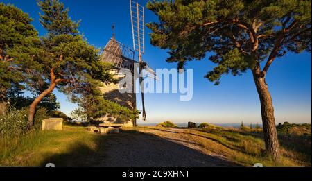 Coucher de soleil d'été panoramique sur le moulin à vent de Montfuron en Provence, au sud de la France. Montfuron, Alpes-de-haute-Provence, France, Europe Banque D'Images