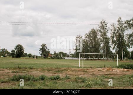 un grand terrain de football en été Banque D'Images